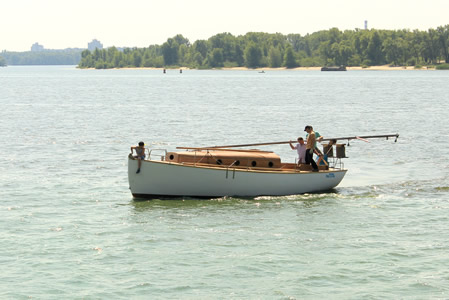 яхта на воде